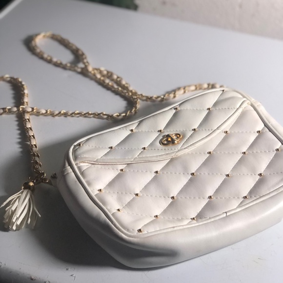 unknown Handbags - Elegant White Quilted Chain Bag